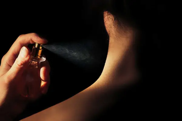 El perfume árabe con notas frescas que es ideal para el uso diario: cuánto cuesta en Mercado Libre