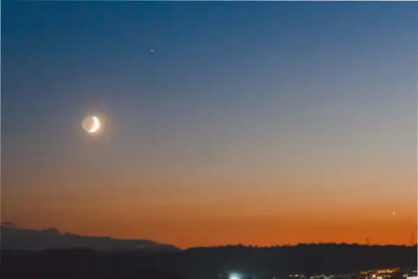 ¿Qué pasó en el cielo anoche?: el inusual fenómeno que juntó a Saturno y la Luna