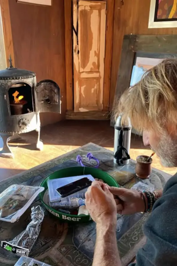 La casa campestre de Facundo Arana y María Susini tiene un cuarto de arte