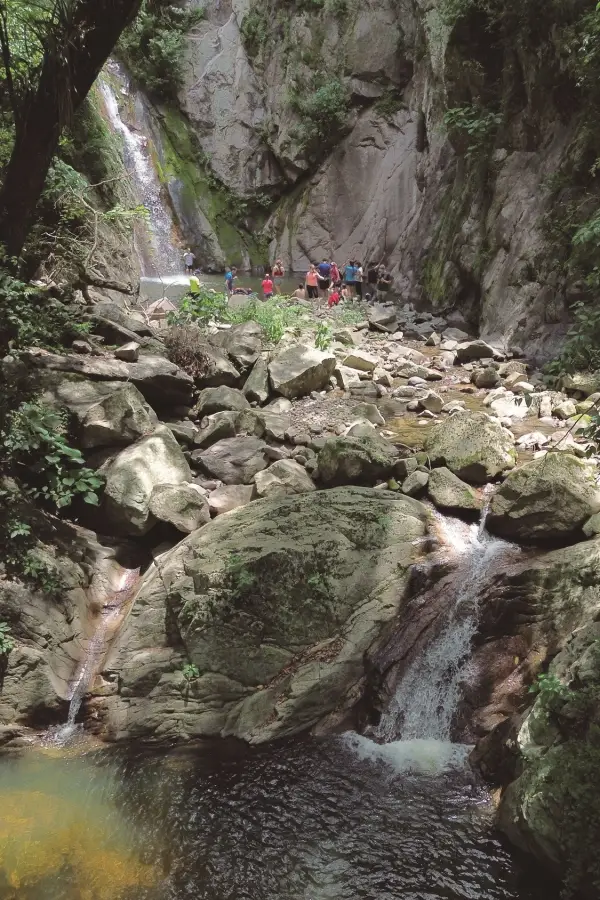PILETONES NATURALES. El agua refresca y alivia tras varias horas de caminata en medio de la vegetación. 