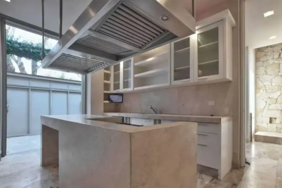 Ampli y luminosa, así es la cocina de la casa de Pampita en el Bajo Belgrano