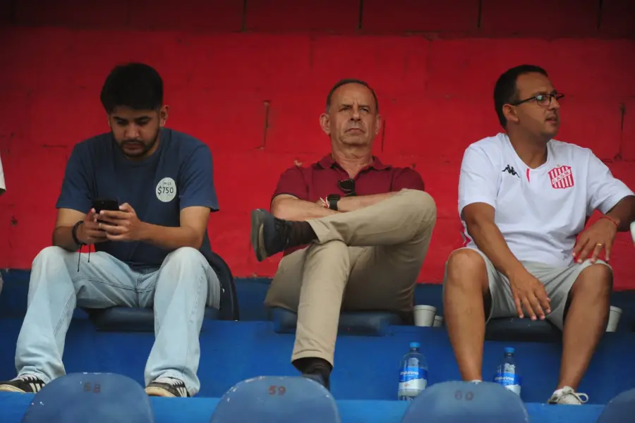 CONCENTRADO. Oscar Mirkin se sentó en la platea de Güemes para observar el segundo amistoso de la pretemporada en Santiago del Estero.
