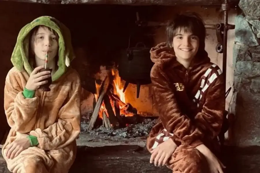 Los hijos de Facundo Arana y María Susini en la chimenea de la casa familiar