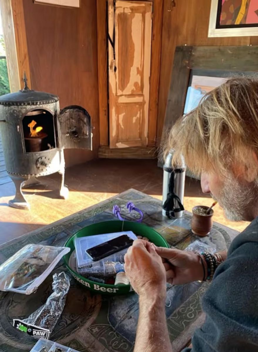 La casa campestre de Facundo Arana y María Susini tiene un cuarto de arte