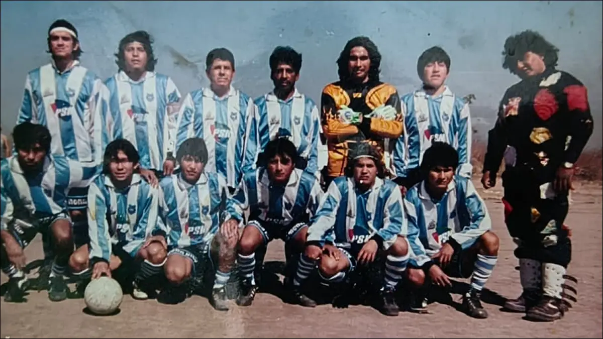 FOLKLORE. Héctor “Ruli” Cruz (izquierda), fundador de la institución, caracterizado como Carlos “La Mona” Jiménez, en una postal de los primeros años.