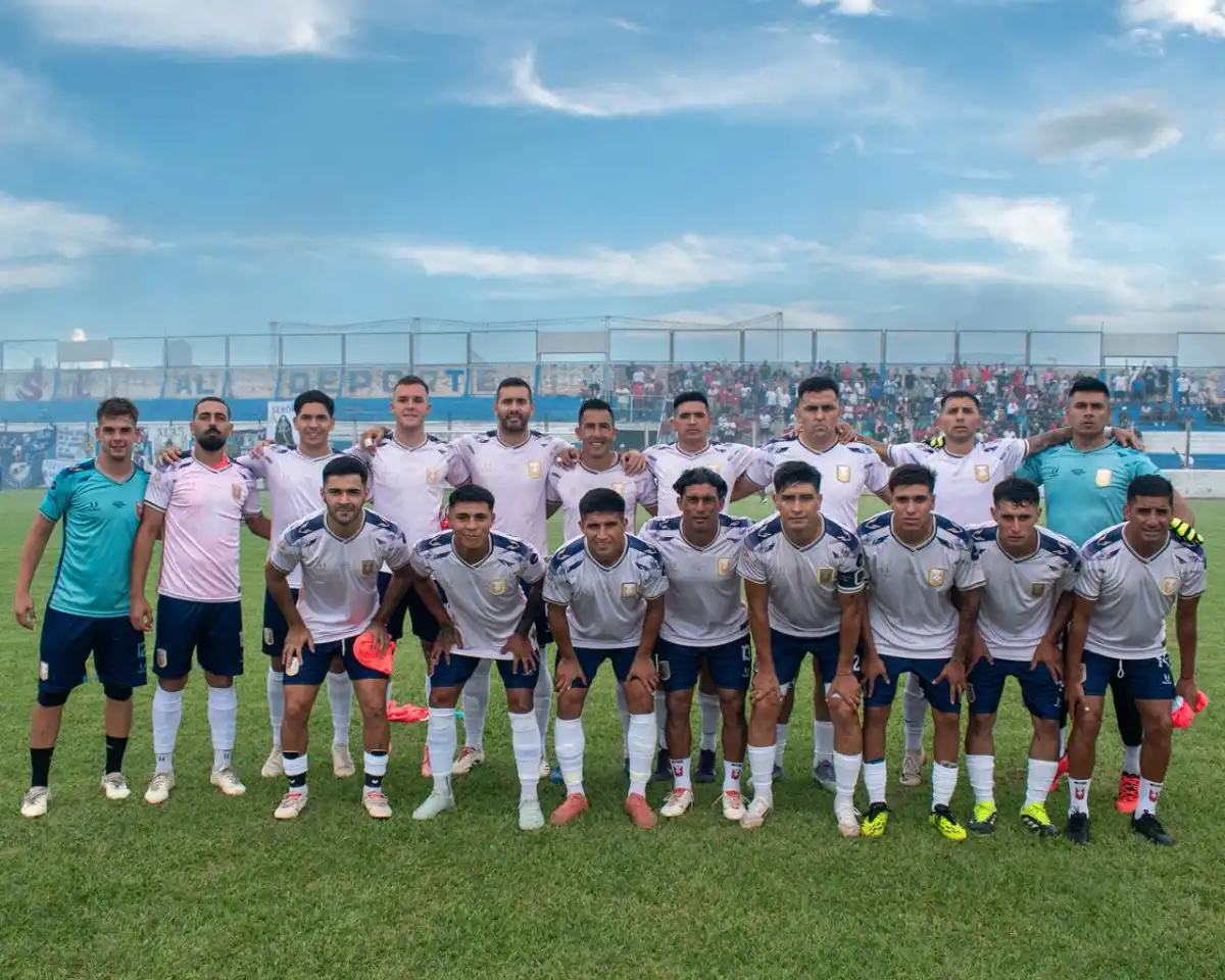 TODOS JUNTOS. Titulares y suplentes posaron para la foto al salir al campo de juego.