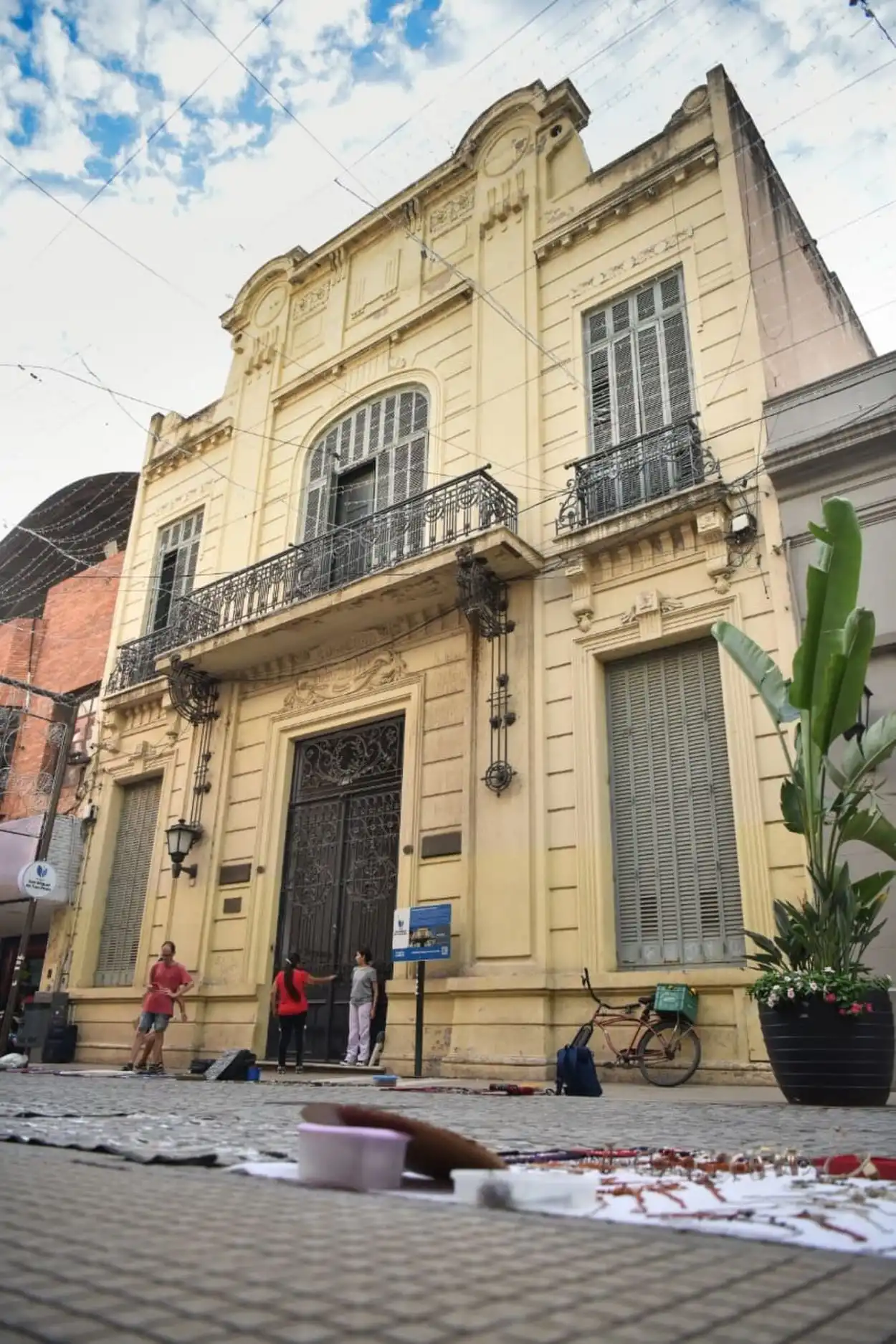 RECALCE DE MURO Y BAÑOS NUEVOS. El sistema cloacal de la biblioteca Sarmiento colapsó y afectó la pared lindera con el Museo de Arte Sacro.