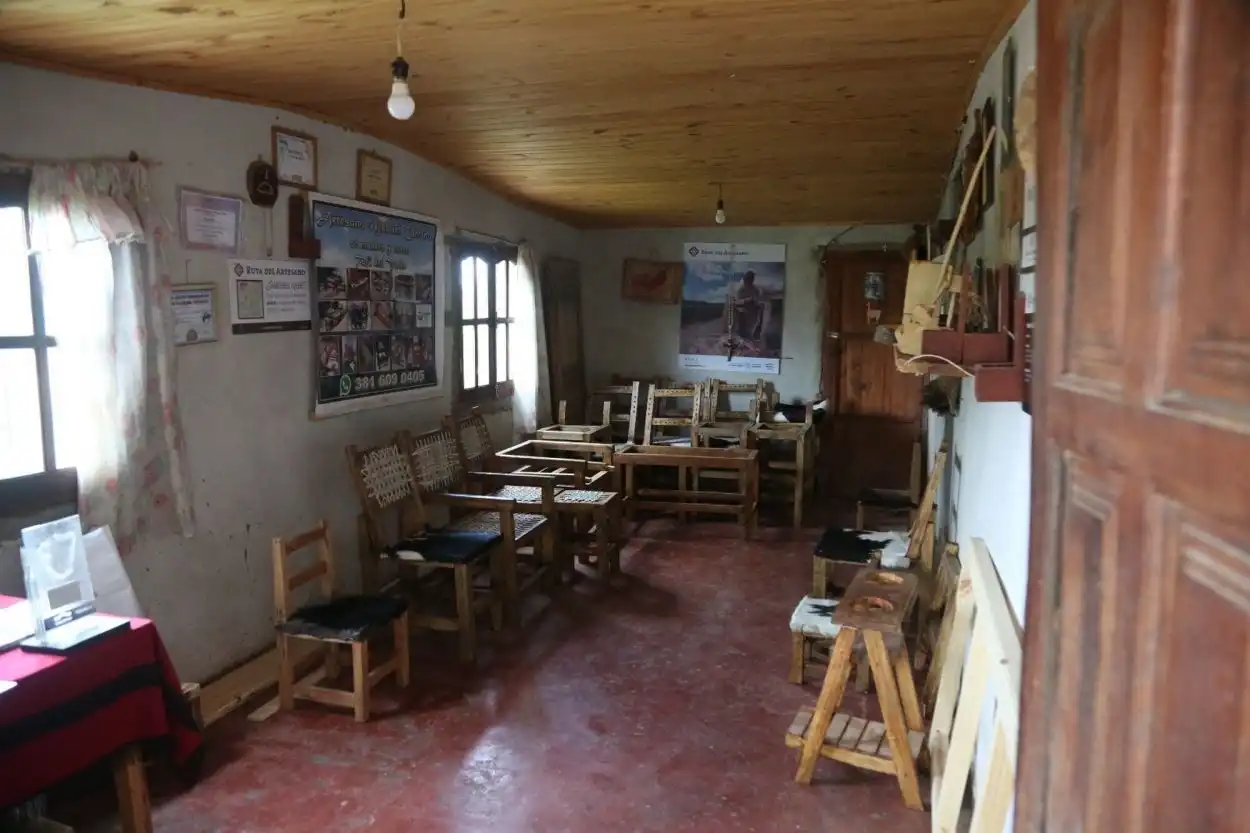 LOCAL. Los Cancino producen mesas, sillas, banquetas y otros muebles.