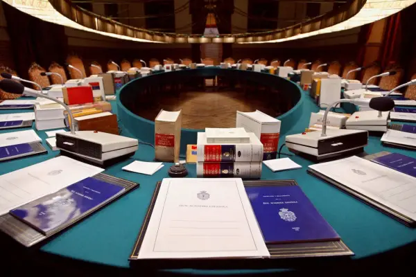 Un golpe sobre la mesa de la Real Academia: polémica sobre la lengua, entre“el guasap” y “la Inquisición”