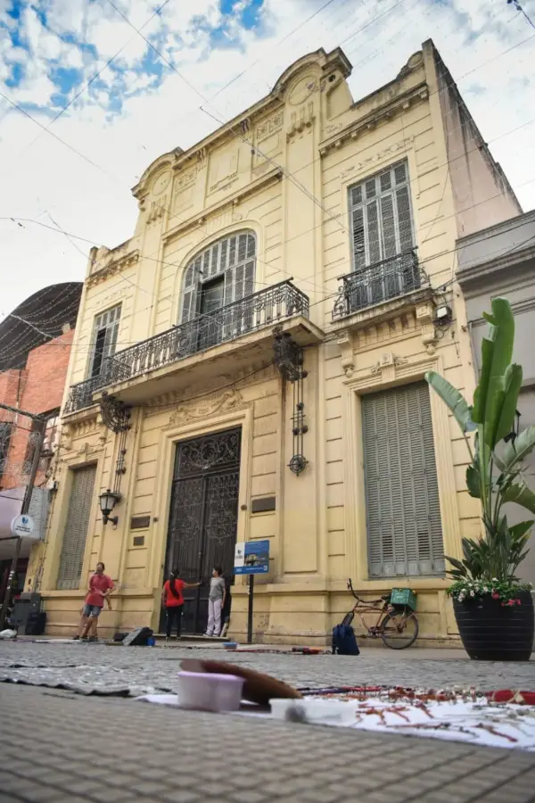 RECALCE DE MURO Y BAÑOS NUEVOS. El sistema cloacal de la biblioteca Sarmiento colapsó y afectó la pared lindera con el Museo de Arte Sacro.