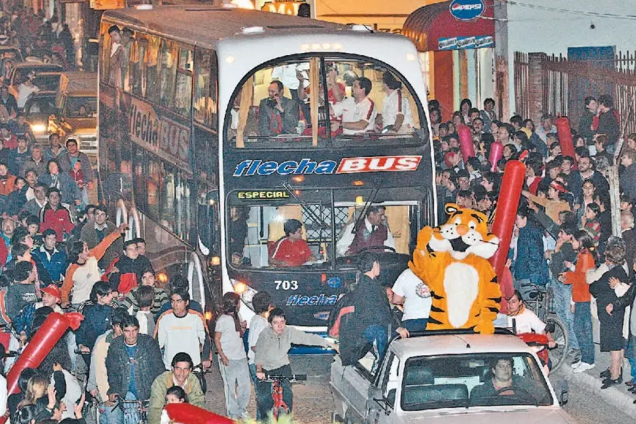 CARAVANA. El colectivo de los jugadores avanzó a paso de hombre desde la ruta hasta la sede del club.