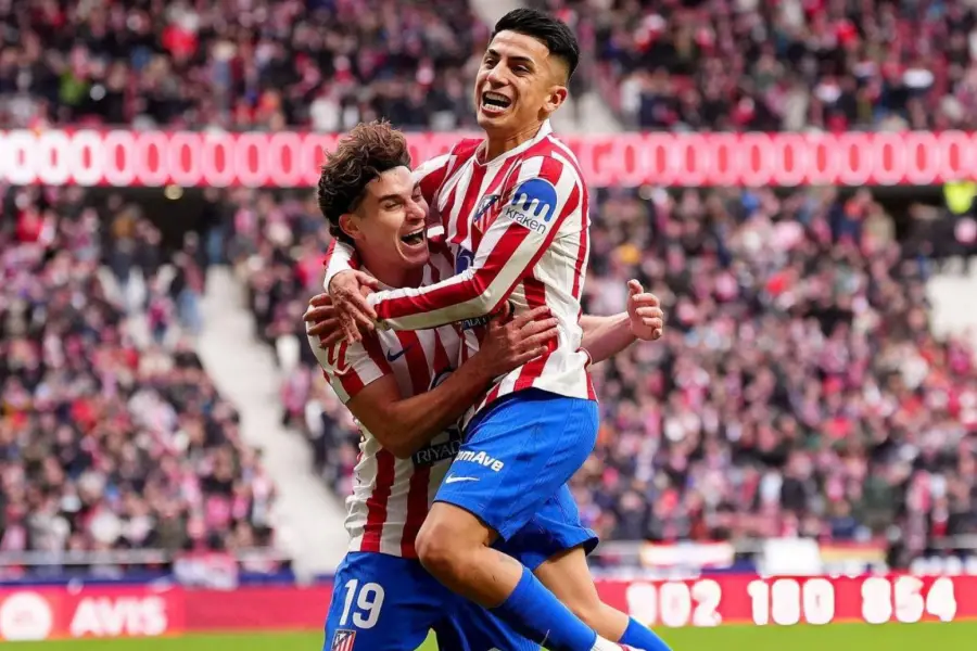 EUFORIA. Julián Álvarez festejó junto a Almada el tanto de su compatriota.