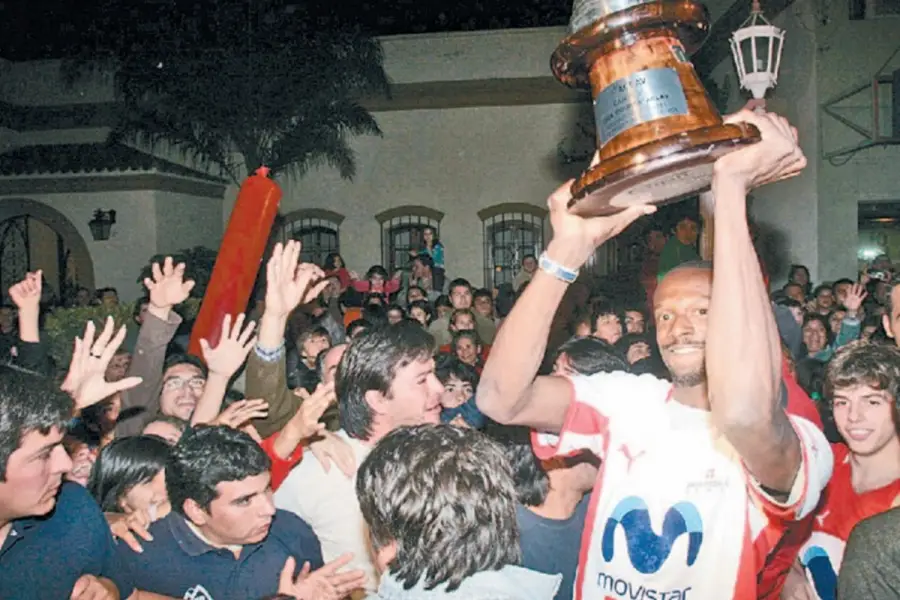 INOLVIDABLE. Los jugadores celebran en Monteros junto a los hinchas y la copa.
