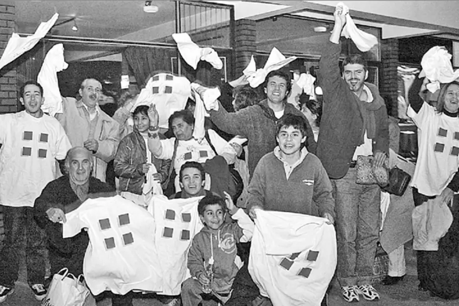 LARGO RECORRIDO. Algunos de los hinchas que viajaron al partido decisivo en Bolívar posaban para LA GACETA.