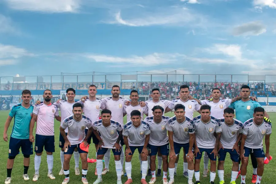 TODOS JUNTOS. Titulares y suplentes posaron para la foto al salir al campo de juego.
