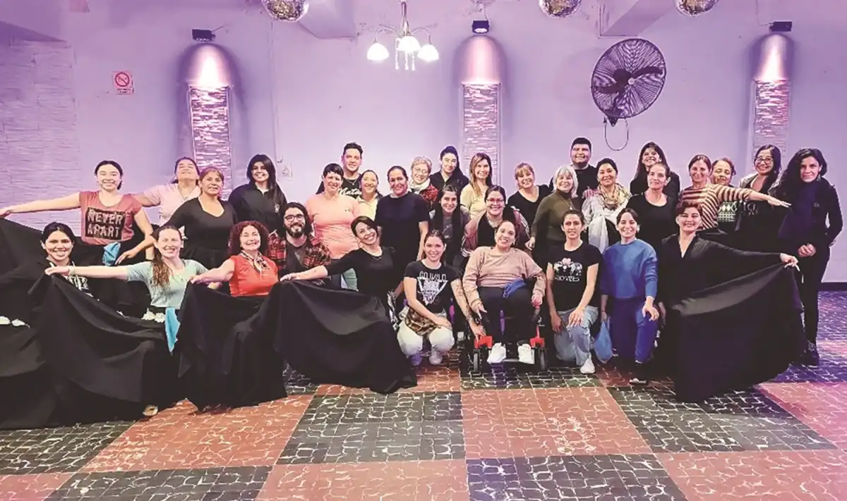 JUNTO A SUS COMPAÑEROS. Los participantes y docentes de la escuela de baile son claves para su integración.