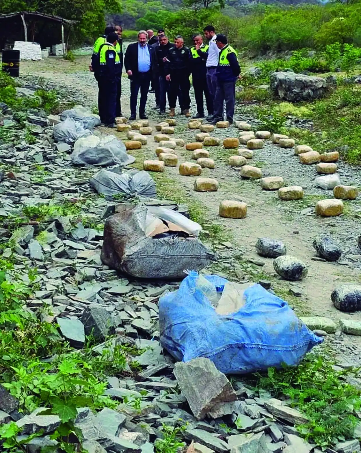 OPERATIVO. Autoridades observan la droga secuestrada en Chuscha. ARCHIVO