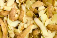 Cómo usar cáscara de papa para limpiar el utensilio más sucio de la cocina