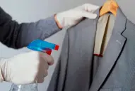 El truco casero con vinagre y agua para eliminar las arrugas de la ropa sin plancha