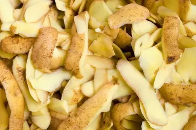 Cómo usar cáscara de papa para limpiar el utensilio más sucio de la cocina