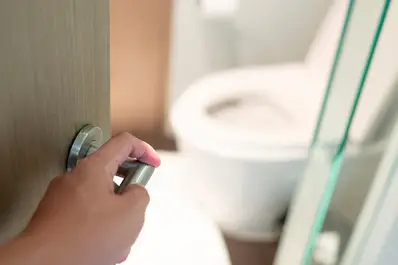 El gesto cotidiano que todos hacen al ir al baño y que puede esparcir las bacterias por casa