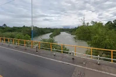 Dramático rescate en el Río Salí: un hombre fue salvado tras arrojarse al cauce desde el puente Las Salinas