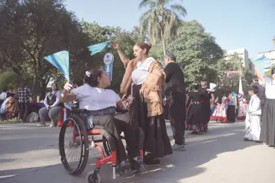 Cuando bailo me olvido de la silla de ruedas: la historia de Flor Burgos y su pasión por el folclore
