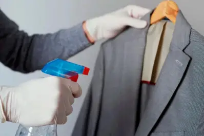 El truco casero con vinagre y agua para eliminar las arrugas de la ropa sin plancha