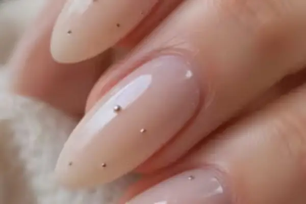 Ni blanco ni rojo clásico: los cinco colores de uñas que rejuvenecen las manos