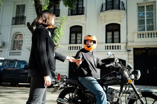 Los viajes en moto a través de apps se duplicaron en 2025 y se consolidan como tendencia urbana en Tucumán