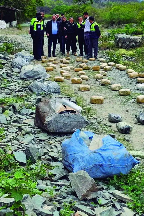 OPERATIVO. Autoridades observan la droga secuestrada en Chuscha. ARCHIVO