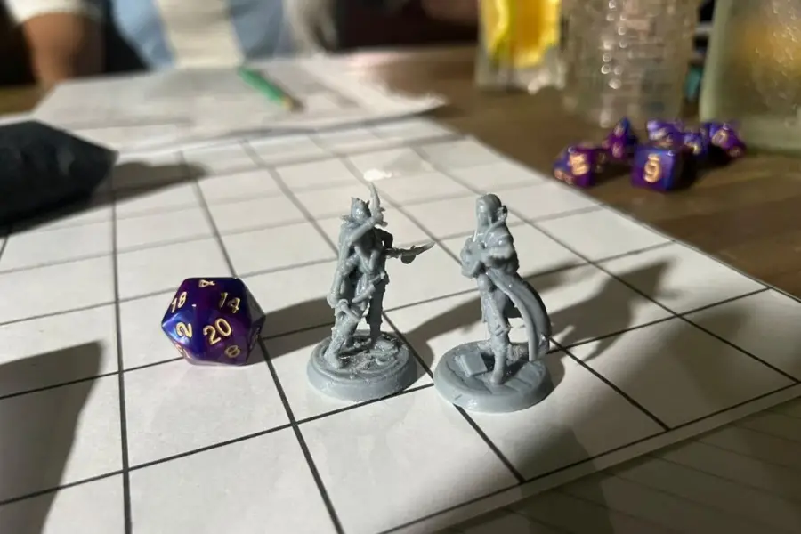 DIRECTOR. Un jugador, el Dungeon Master, se encarga de crear el mundo, los personajes y las situaciones.