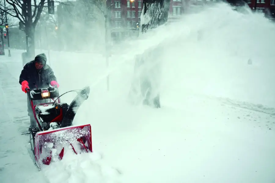 EN WASHINGTON. Un trabajador retira la nieve de la fachada de un edificio en la capital estadounidense.