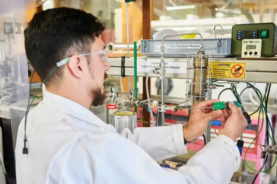 CONICET. En Mendoza, científicos desarrollan un proceso para transformar residuos de yerba en bioaceite renovable.