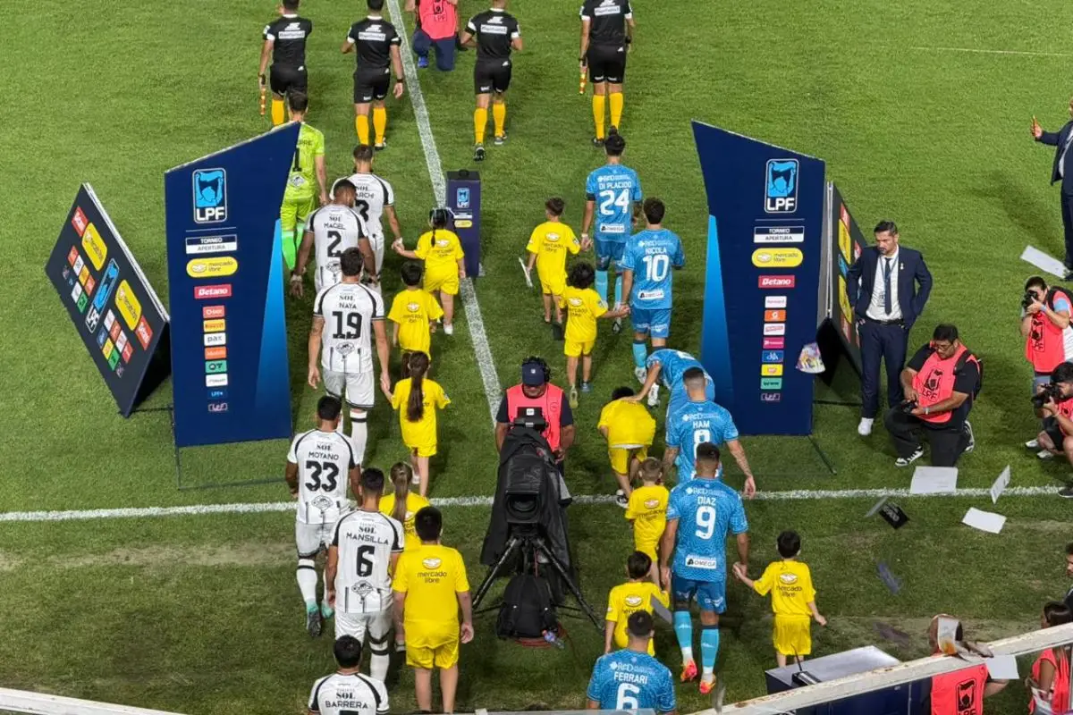 ¡Los equipos ya están en el campo de juego!