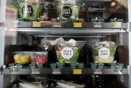 Adiós a las golosinas: obligan a las máquinas expendedoras a ofrecer productos saludables en este país