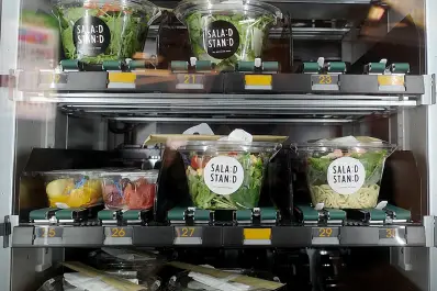 Adiós a las golosinas: obligan a las máquinas expendedoras a ofrecer productos saludables en este país