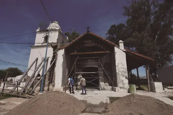 Cuatro siglos de historia se vinieron abajo: las lluvias derrumbaron el histórico campanario de la iglesia de Villa Chicligasta