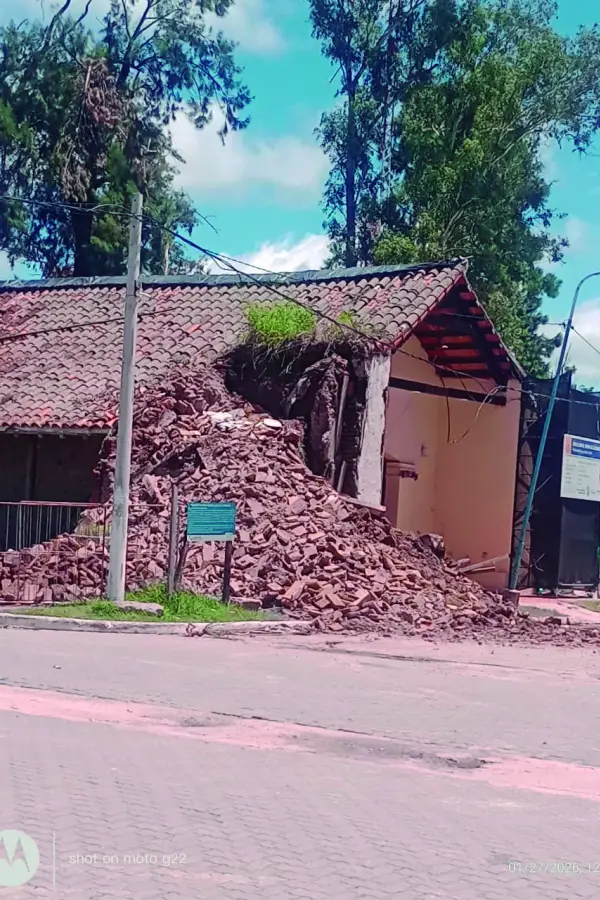 Cuatro siglos de historia se vinieron abajo: las lluvias derrumbaron el histórico campanario de la iglesia de Villa Chicligasta