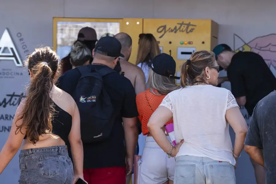 DESCONEXIÓN. Una propuesta en Mar del Plata invitó a dejar el celular a cambio de una cerveza.