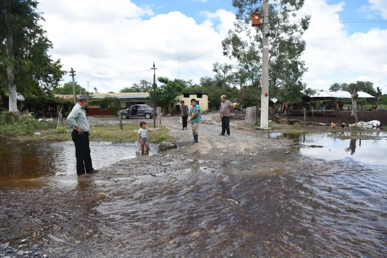 AMENAZA. Camino a Villa Chicligasta podía verse cómo el agua ya estaba a pocos metros de las casas.