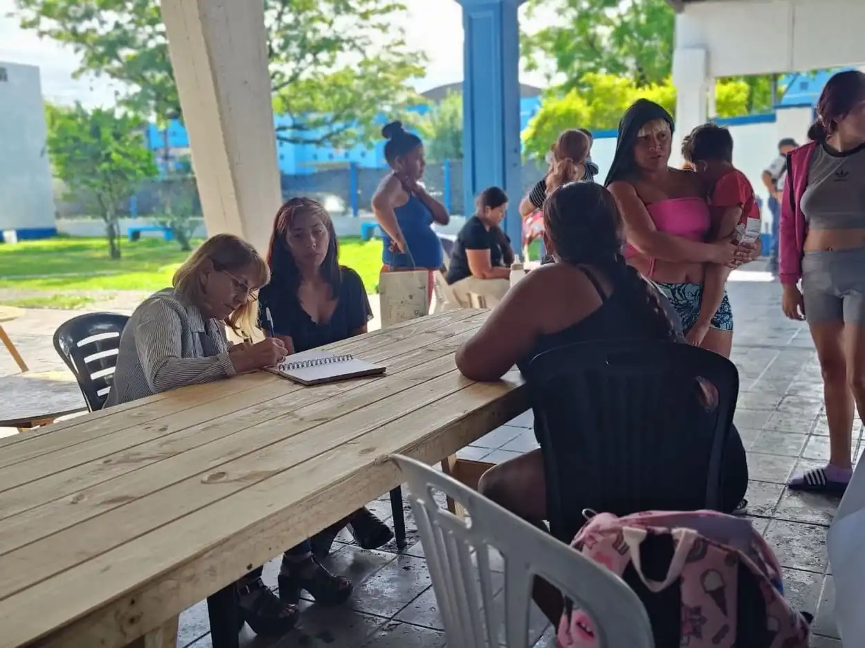 AYUDA. Familias de Las Piedritas, en el albergue Papa Francisco, de la Capital.