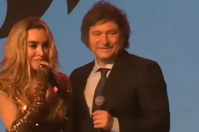 Show con Fátima Florez en Mar del Plata: Javier Milei cantó en el teatro, elogió a su expareja y fue a La Derecha Fest
