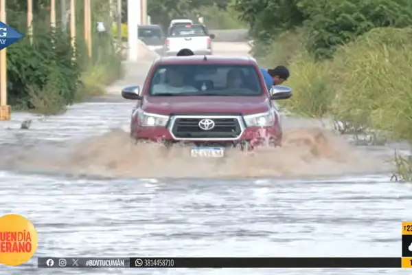Temporal en Tucumán: la entrada a Aguilares, afectada por los escombros y la acumulación de agua