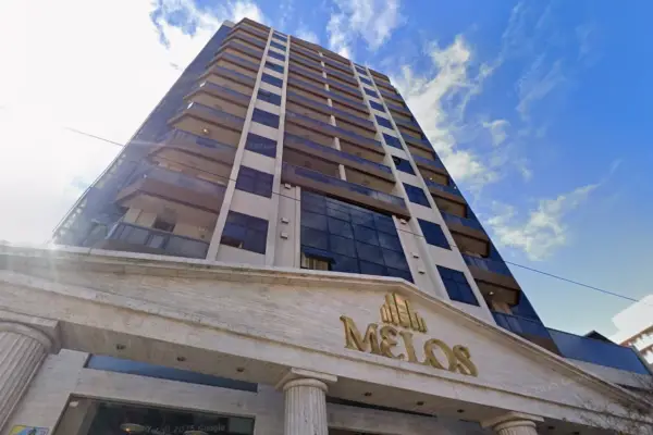 Carlos Paz: una mujer cayó desde el piso 13 de un edificio y está grave