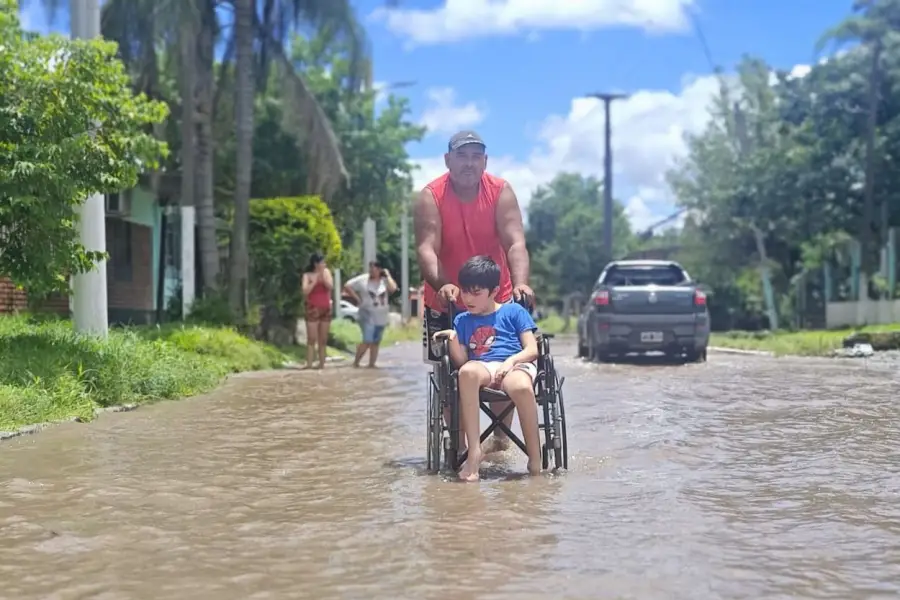 EN CONCEPCIÓN. Un hombre asiste a un niño en silla de ruedas.
