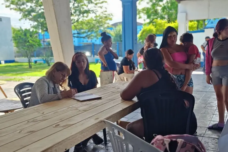 AYUDA. Familias de Las Piedritas, en el albergue Papa Francisco, de la Capital.