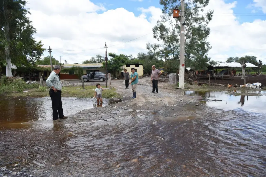 AMENAZA. Camino a Villa Chicligasta podía verse cómo el agua ya estaba a pocos metros de las casas.