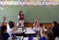 Menos alumnos y más docentes: cómo cambiará la primaria argentina hacia 2030