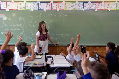 Menos alumnos y más docentes: cómo cambiará la primaria argentina hacia 2030